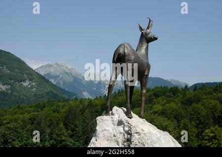 Gold Horn Deer Staue Lake Bohinj Slovénie Banque D'Images