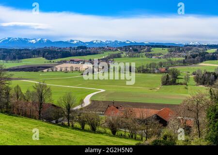 Allemagne, Bavière, haute-Bavière, quartier Ebersberg, Baiern, Quartier Jakobsbaiern, vue de Jakobskirche sur le Glonntal à Thal et Großhöhenrain vers les montagnes de Mangfall Banque D'Images