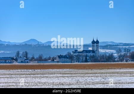 Allemagne, Bavière, haute-Bavière, quartier de Rosenheim, Markt Bruckmühl, Quartier Weihenlinden, paysage culturel avec église de pèlerinage à la Sainte Trinité contre Irschenberg Banque D'Images