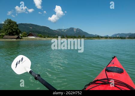 Kayak, pédalo sur le Wolfgangsee, Salzburger Land, Autriche Banque D'Images