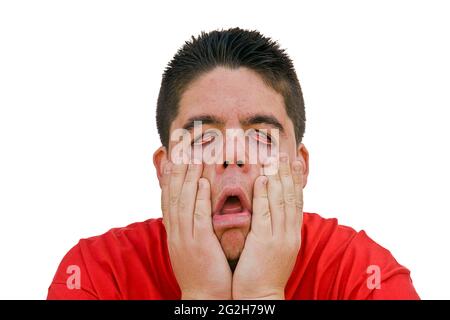 Portrait d'un jeune homme montrant un visage de monstre isolé sur un fond blanc Banque D'Images