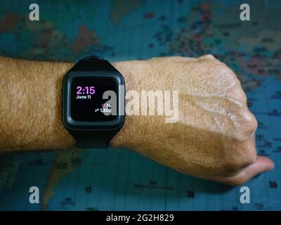 Montre de fitness sur l'avant-bras de l'homme montrant la date, l'heure, la fréquence cardiaque et le compteur de pas. Banque D'Images