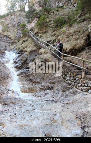 Jeune femme sur la montée dans le Hüttlebachklamm près de Krün, Karwendel montagnes, Werdenfelser Land, haute-Bavière, Bavière, Allemagne, Isar Valley, Alpenwelt Karwendel Banque D'Images