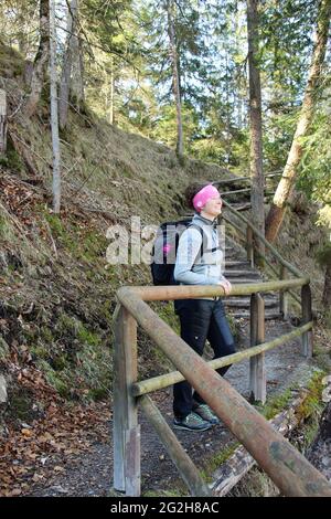 Jeune femme qui fait de la randonnée dans le Hüttlebachklamm, près de Krün, dans les montagnes du Karwendel, dans le pays de Werdenfelser, en haute-Bavière, Bavière, Allemagne, Vallée d'Isar, Alpenwelt Karwendel, profitant de la vue Banque D'Images