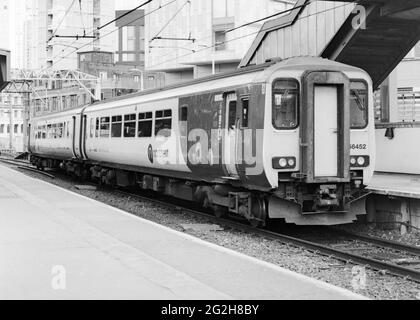 Manchester, Royaume-Uni - 2019: Un train du Nord (classe 156) à la gare de Manchester Oxford Road pour le service local de passagers. Banque D'Images