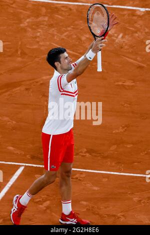 Paris, France. 11 juin 2021. Tennis : Grand Chelem/ATP Tour - French Open, hommes en coupe, demi-finale, Djokovic (Serbie) - Nadal (Espagne). Novak Djokovic célèbre après avoir remporté le match. Credit: Frank Molter/dpa/Alay Live News Banque D'Images