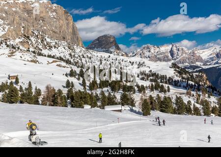 Domaine skiable de Colfosco, à l'arrière Sassongher, 2665 m, Lavarela, 3055 m, Conturines, 3064 m, Val Gardena, Grödner Joch, Sellaronda, Tyrol du Sud, Alto Adige, Dolomites, Italie, Europe Banque D'Images