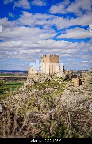 Le château d'Oreja est un paysage abandonné en ruines à Tolède. Une destination touristique de voyage à une forteresse musulmane et de chevalier Banque D'Images