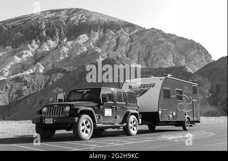 Jeep et Caravan au parc national de la Vallée de la mort, Californie, États-Unis Banque D'Images