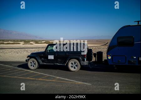 Jeep et Caravan au parc national de la Vallée de la mort, Californie, États-Unis Banque D'Images