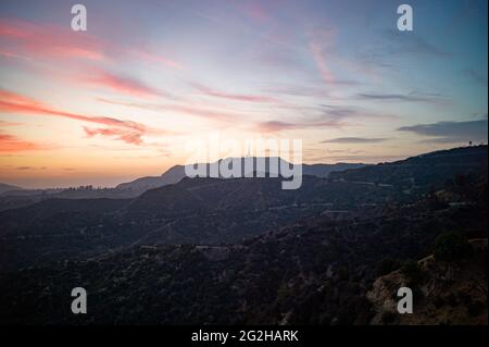 La vue depuis Griffith Park près du bâtiment du musée de l'observatoire Griffith jusqu'aux collines d'Hollywood à Los Angeles, Californie, États-Unis Banque D'Images