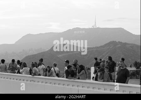 Vue depuis le célèbre bâtiment du musée de l'observatoire Griffith sur les collines d'Hollywood à Los Angeles, Californie, États-Unis Banque D'Images