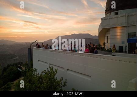 Vue depuis le célèbre bâtiment du musée de l'observatoire Griffith sur les collines d'Hollywood à Los Angeles, Californie, États-Unis Banque D'Images