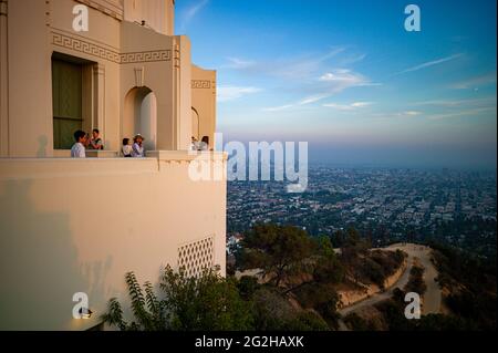 Vue depuis le célèbre musée de l'observatoire Griffith sur les collines d'Hollywood à Los Angeles, Californie, États-Unis Banque D'Images