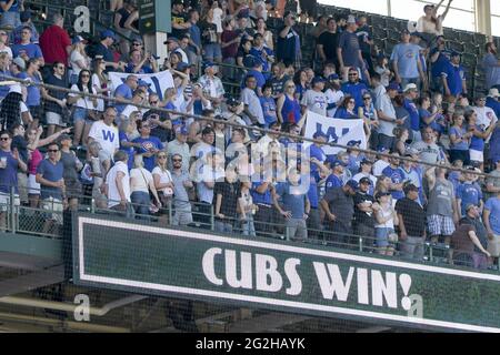 Chicago, États-Unis. 11 juin 2021. Les fans des Chicago Cubs célèbrent le premier jour de capacité de 100 % à Wrigley Field depuis le 22 septembre 2019 avec une victoire de 8-5 sur les St. Louis Cardinals le vendredi 11 juin 2021. Photo par Mark Black/UPI crédit: UPI/Alay Live News Banque D'Images