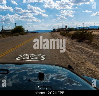 Panneau route 66 - peint sur la route en face de jeep. Route 66, autoroute historique qui relie Chicago, Illinois, sur plus de 2,400 kilomètres, à Los Angeles, Californie Banque D'Images