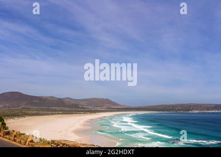 Belle plage de sable blanc Noordhoek le long de Chapman, le pic de route de Cape Town soth afrique Banque D'Images