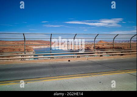 Barrage de Glen Canyon en Page, Arizona avec Lake Powell visible derrière le mur de barrage Banque D'Images