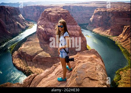 Fille à la falaise en fin d'après-midi à Horseshoe Bend, Colorado River, Arizona, États-Unis. Banque D'Images
