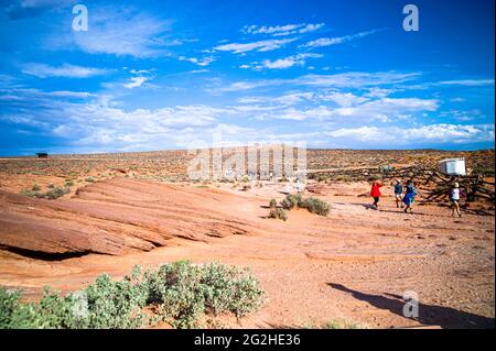 Beaucoup de touristes en fin d'après-midi à Horseshoe Bend, Colorado River, Arizona, États-Unis. Banque D'Images