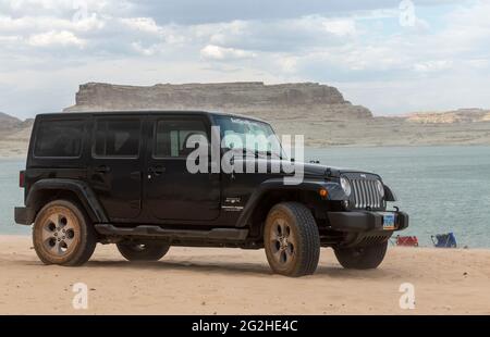 Le parking pour jeep Wrangler se trouve à proximité du lac Powell, Utah, États-Unis Banque D'Images