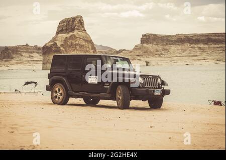 Le parking pour jeep Wrangler se trouve à proximité du lac Powell, Utah, États-Unis Banque D'Images