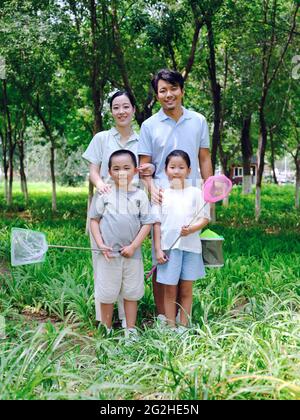 Une famille heureuse de quatre insectes attrapant en plein air photo de haute qualité Banque D'Images