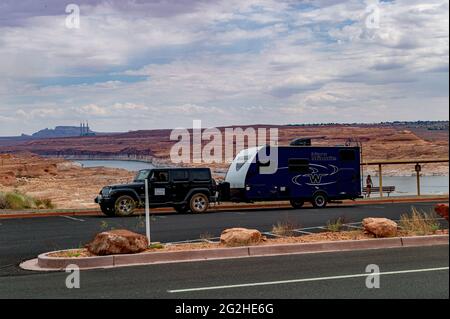 Le parking pour jeep Wrangler se trouve à proximité du lac Powell, Utah, États-Unis Banque D'Images