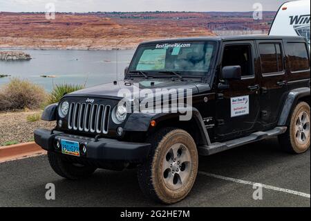 Le parking pour jeep Wrangler se trouve à proximité du lac Powell, Utah, États-Unis Banque D'Images