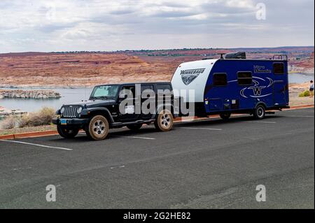 Le parking pour jeep Wrangler se trouve à proximité du lac Powell, Utah, États-Unis Banque D'Images