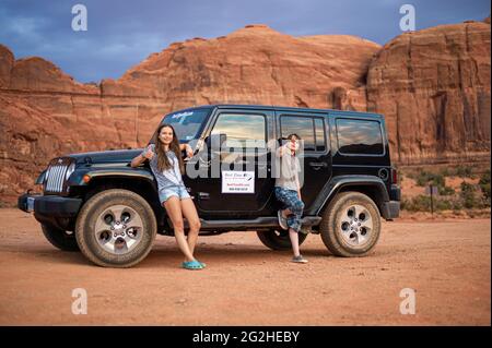 Garçon et fille sont heureux en raison de la grande vue classique de Monument Valley depuis Artist point. Monument Valley Navajo Tribal Park, Utah et Arizona, États-Unis à l'intérieur de Monument Valley Banque D'Images