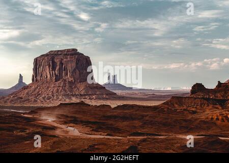 John Ford point - un point de vue avec des vues panoramiques de buttes escarpées, du nom du réalisateur qui montre plusieurs films ici à Monument Valley, Arizona, États-Unis Banque D'Images