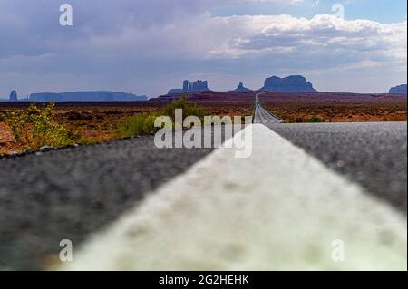 Vue spectaculaire de Monument Valley depuis le célèbre Forrest Gump point (Mexican Hat, US-163), Utah, États-Unis. C'est la scène dans le film où Forrest s'arrête finalement après avoir exécuté tous les jours pendant quelques années. Banque D'Images