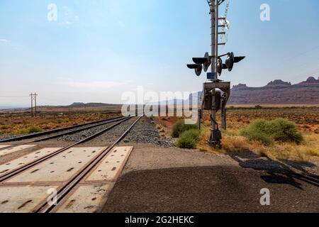 Vue panoramique sur l'UT-313 avec une jeep wrangler et caravane / remorque. Moab, Utah, États-Unis Banque D'Images