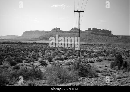Vue panoramique sur l'UT-313 avec une jeep wrangler et caravane / remorque. Moab, Utah, États-Unis Banque D'Images