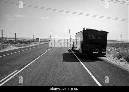 Vue panoramique sur l'UT-313 avec une jeep wrangler et caravane / remorque. Moab, Utah, États-Unis Banque D'Images