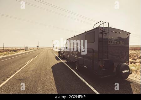 Vue panoramique sur l'UT-313 avec une jeep wrangler et caravane / remorque. Moab, Utah, États-Unis Banque D'Images