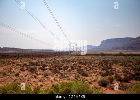 Vue panoramique sur l'UT-313 avec une jeep wrangler et caravane / remorque. Moab, Utah, États-Unis Banque D'Images