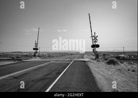 Vue panoramique sur l'UT-313 avec une jeep wrangler et caravane / remorque. Moab, Utah, États-Unis Banque D'Images