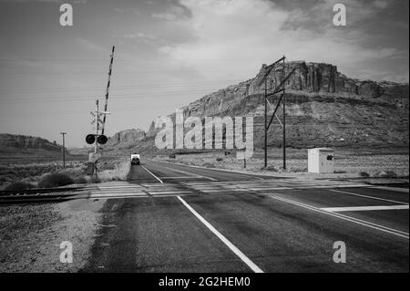 Vue panoramique sur l'UT-313 avec une jeep wrangler et caravane / remorque. Moab, Utah, États-Unis Banque D'Images