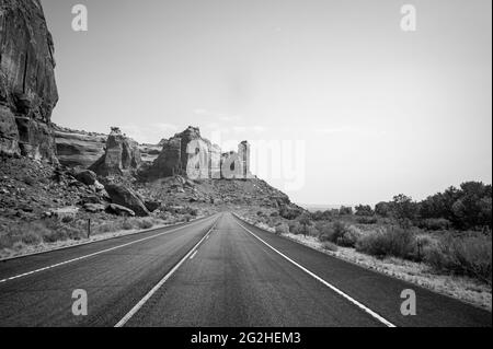 Vue panoramique sur l'UT-313 avec une jeep wrangler et caravane / remorque. Moab, Utah, États-Unis Banque D'Images