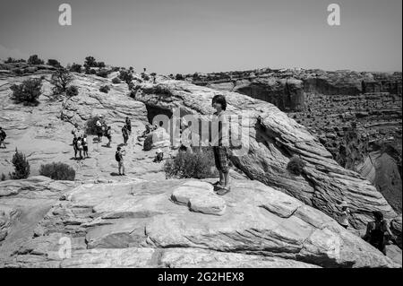 Mesa Arch. Arche en grès au bord de la falaise qui offre une vue imprenable sur le paysage du canyon en roche rouge. Parc national de Canyonlands, Utah, États-Unis Banque D'Images