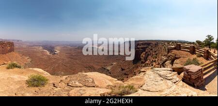 Buck Canyon Overlook, parc national de Canyonlands, Utah, États-Unis. Endroit pittoresque orienté à l'est offrant des vues panoramiques sur les mesas et un profond canyon du fleuve Colorado. Banque D'Images