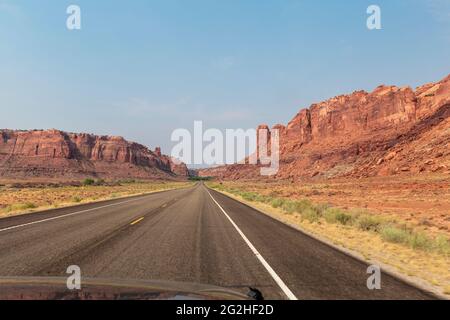 Vue panoramique sur l'UT-313 avec une jeep wrangler et caravane / remorque. Moab, Utah, États-Unis Banque D'Images