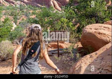 L'aventure attend des touristes, des randonneurs et des amateurs de sensations fortes dans Devils Garden, l'un des meilleurs endroits du parc. Vous y trouverez des arches, des flèches et une grande concentration de parois rocheuses étroites appelées « nageoires ». Les palmes finissent par s'éroder et par céder la place à la formation d'arches comme Landscape Arch, le joyau de la couronne de Devils Garden. Banque D'Images