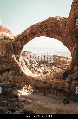 L'aventure attend des touristes, des randonneurs et des amateurs de sensations fortes dans Devils Garden, l'un des meilleurs endroits du parc. Vous y trouverez des arches, des flèches et une grande concentration de parois rocheuses étroites appelées « nageoires ». Les palmes finissent par s'éroder et par céder la place à la formation d'arches comme Landscape Arch, le joyau de la couronne de Devils Garden. Banque D'Images