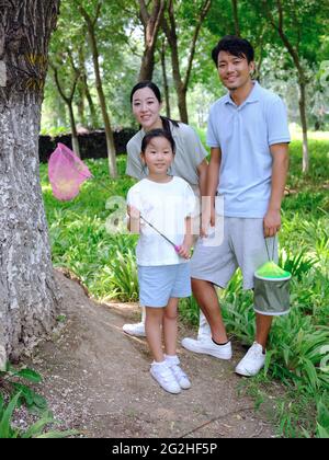 Une famille heureuse de trois prises insectes dehors photo de haute qualité Banque D'Images