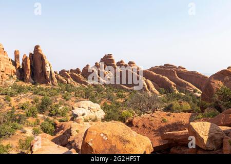 L'aventure attend des touristes, des randonneurs et des amateurs de sensations fortes dans Devils Garden, l'un des meilleurs endroits du parc. Vous y trouverez des arches, des flèches et une grande concentration de parois rocheuses étroites appelées « nageoires ». Les palmes finissent par s'éroder et par céder la place à la formation d'arches comme Landscape Arch, le joyau de la couronne de Devils Garden. Banque D'Images