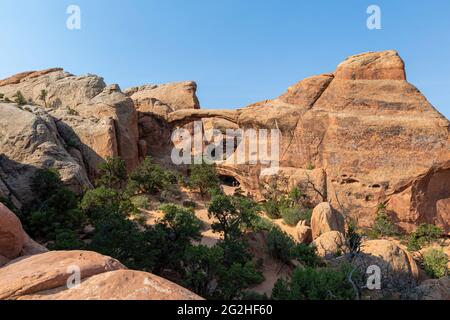 L'aventure attend des touristes, des randonneurs et des amateurs de sensations fortes dans Devils Garden, l'un des meilleurs endroits du parc. Vous y trouverez des arches, des flèches et une grande concentration de parois rocheuses étroites appelées « nageoires ». Les palmes finissent par s'éroder et par céder la place à la formation d'arches comme Landscape Arch, le joyau de la couronne de Devils Garden. Banque D'Images