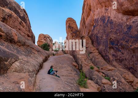 L'aventure attend des touristes, des randonneurs et des amateurs de sensations fortes dans Devils Garden, l'un des meilleurs endroits du parc. Vous y trouverez des arches, des flèches et une grande concentration de parois rocheuses étroites appelées « nageoires ». Les palmes finissent par s'éroder et par céder la place à la formation d'arches comme Landscape Arch, le joyau de la couronne de Devils Garden. Banque D'Images